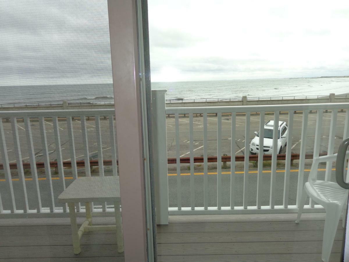 Jonathan'S On The Oceanfront Hampton Exterior photo
