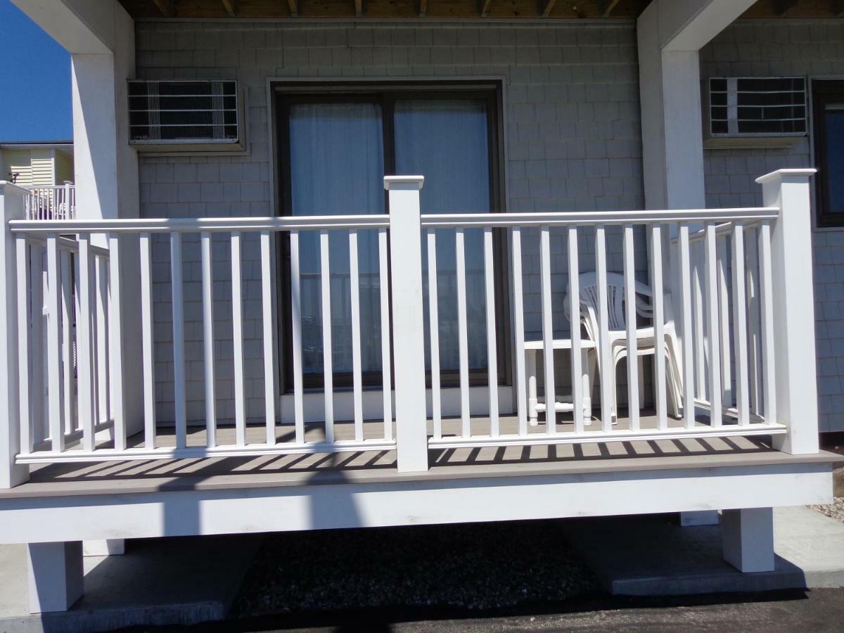 Jonathan'S On The Oceanfront Hampton Exterior photo